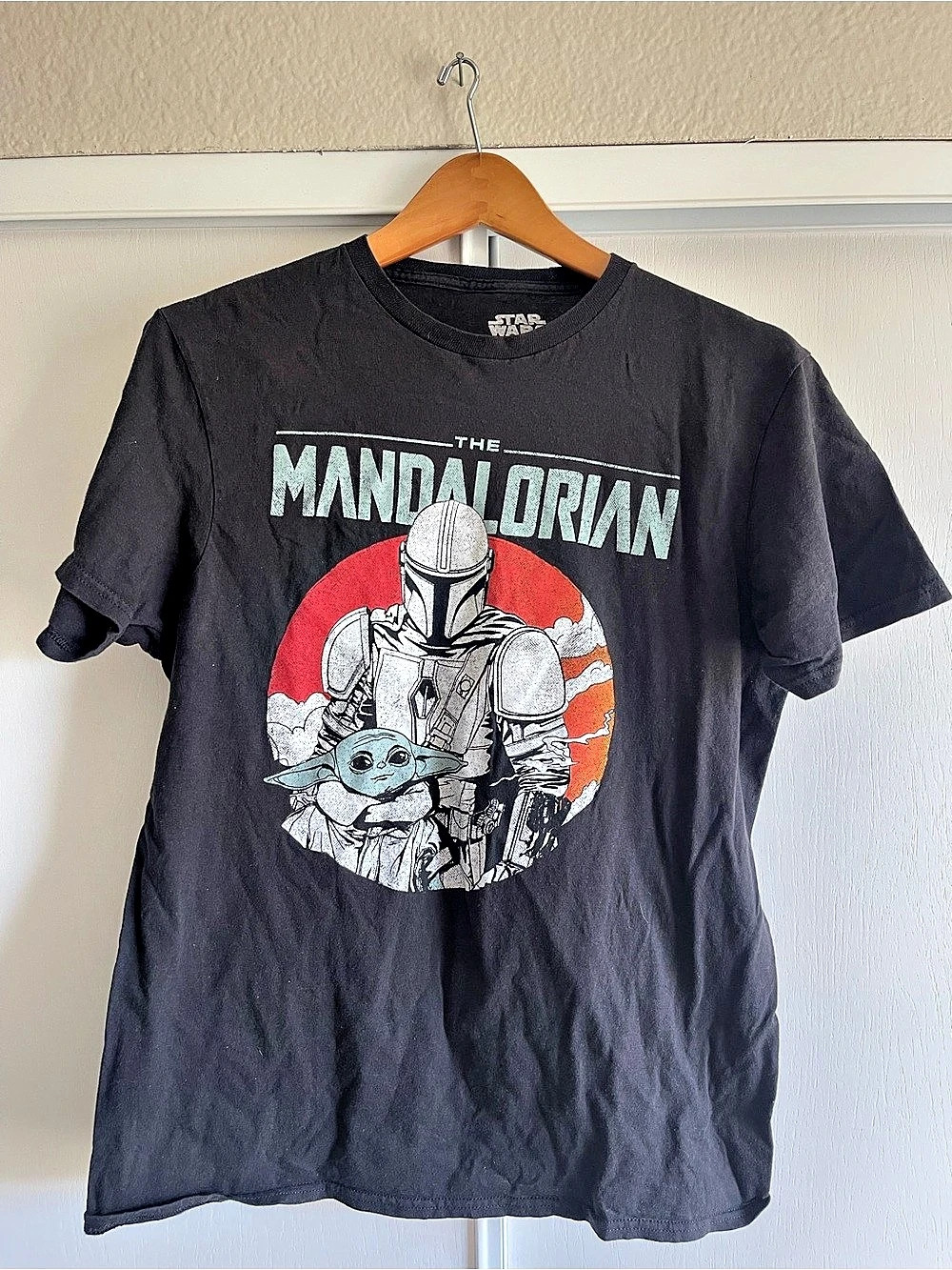 Star Wars The Mandalorian Graphic Tee Size M (8)